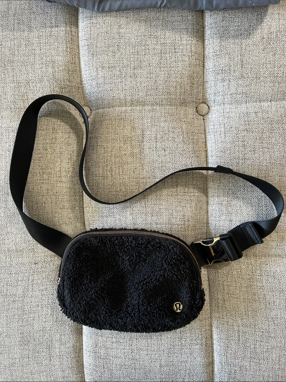LULU LEMON EVERYWHERE FLEESE IN BLACK  GOLD HARDWARE FANNY PACK CROSSBODY BAG
